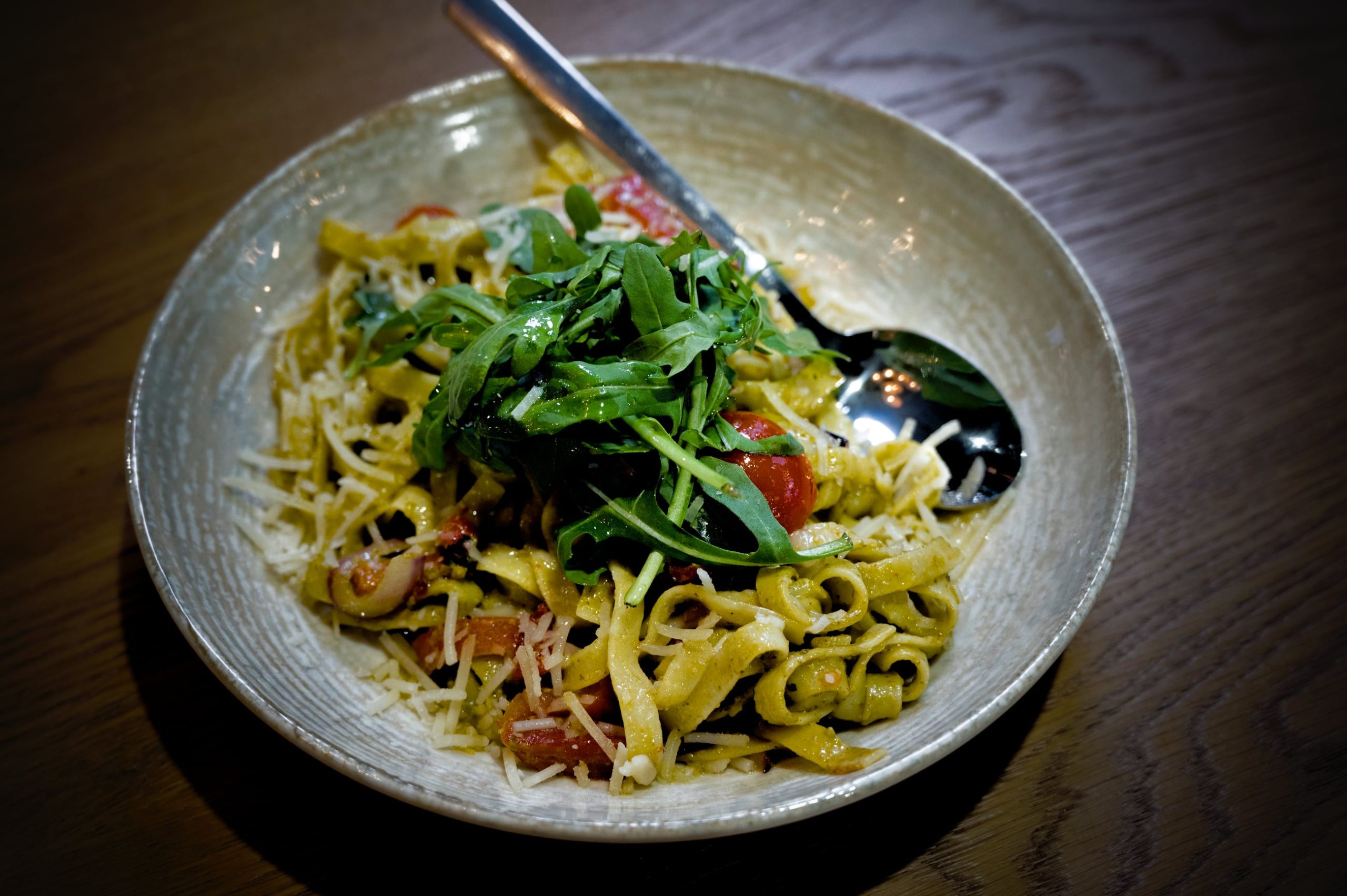 krämig pasta med tomat, parmesanost och ruccola